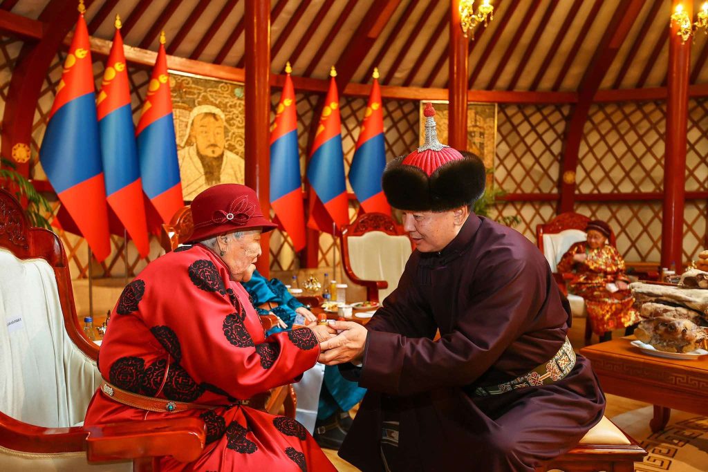 Монгол Улсын Ерөнхийлөгч, УИХ-ын дарга, Ерөнхий сайд нар азай буурлуудын амар мэндийг айлтган золгов