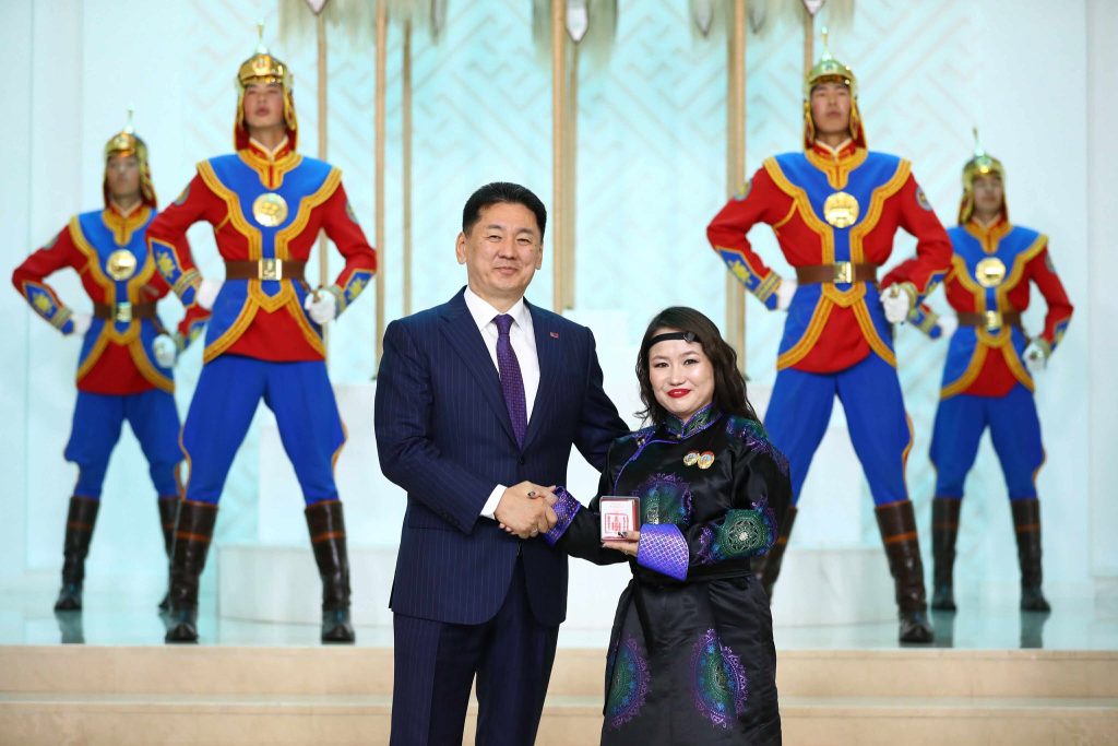 Монгол Улсын Ерөнхийлөгч У.Хүрэлсүх ээжүүдэд Алдарт эхийн одон гардууллаа