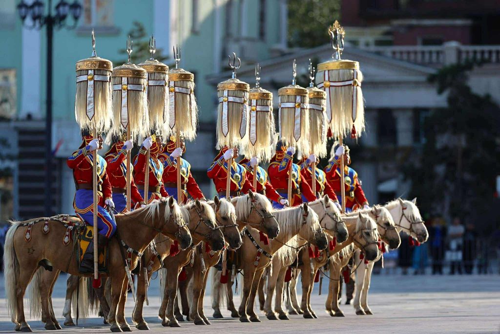 Төрийн 9 хөлт Их цагаан тугийг цэнгүүллээ