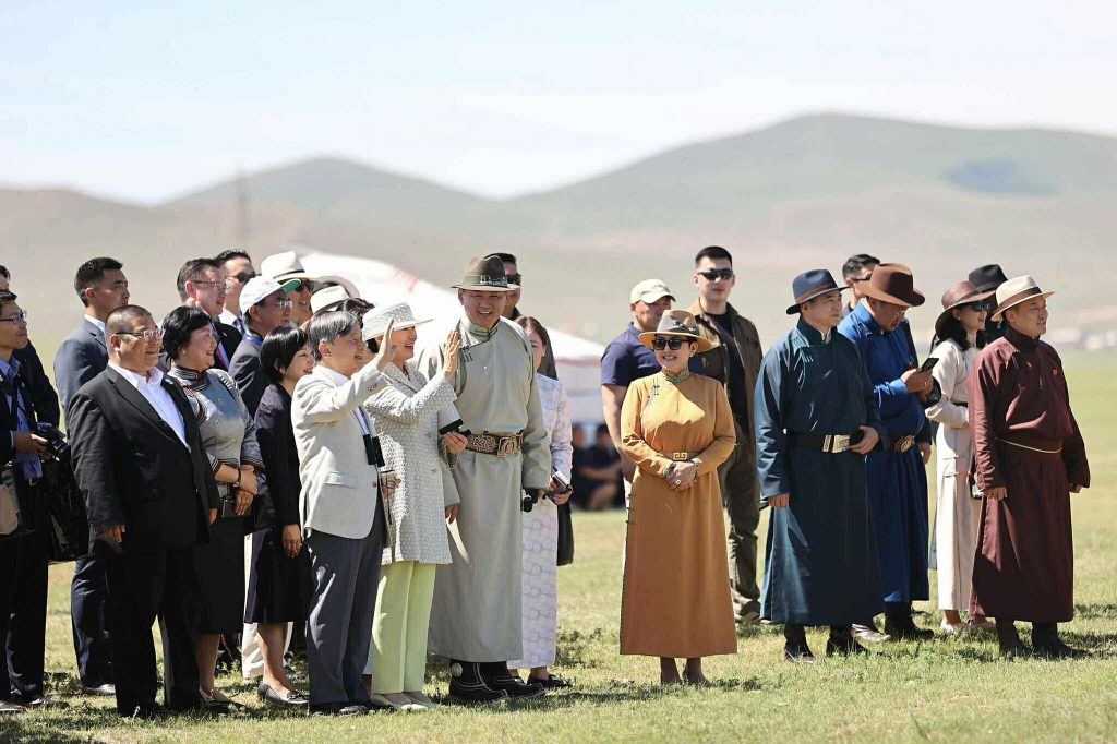 Монгол Улсын Ерөнхийлөгч У.Хүрэлсүх, Япон Улсын Цог Жавхлант Эзэн Хаан Нарүхито нар хурдан соёолонгийн уралдаан үзэж сонирхлоо